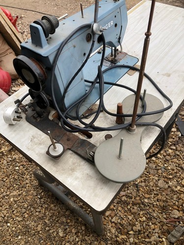 SINGER INDUSTRIAL SEWING MACHINE ON STAND CHEAP UPHOSTERTY DRESS MAKER ETC - Picture 3 of 6