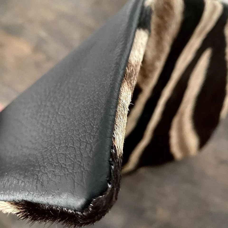 Funda de almohada de piel de cebra genuina de 16"x16" con respaldo de cuero | Almohada B#4 Foto 4 de 4