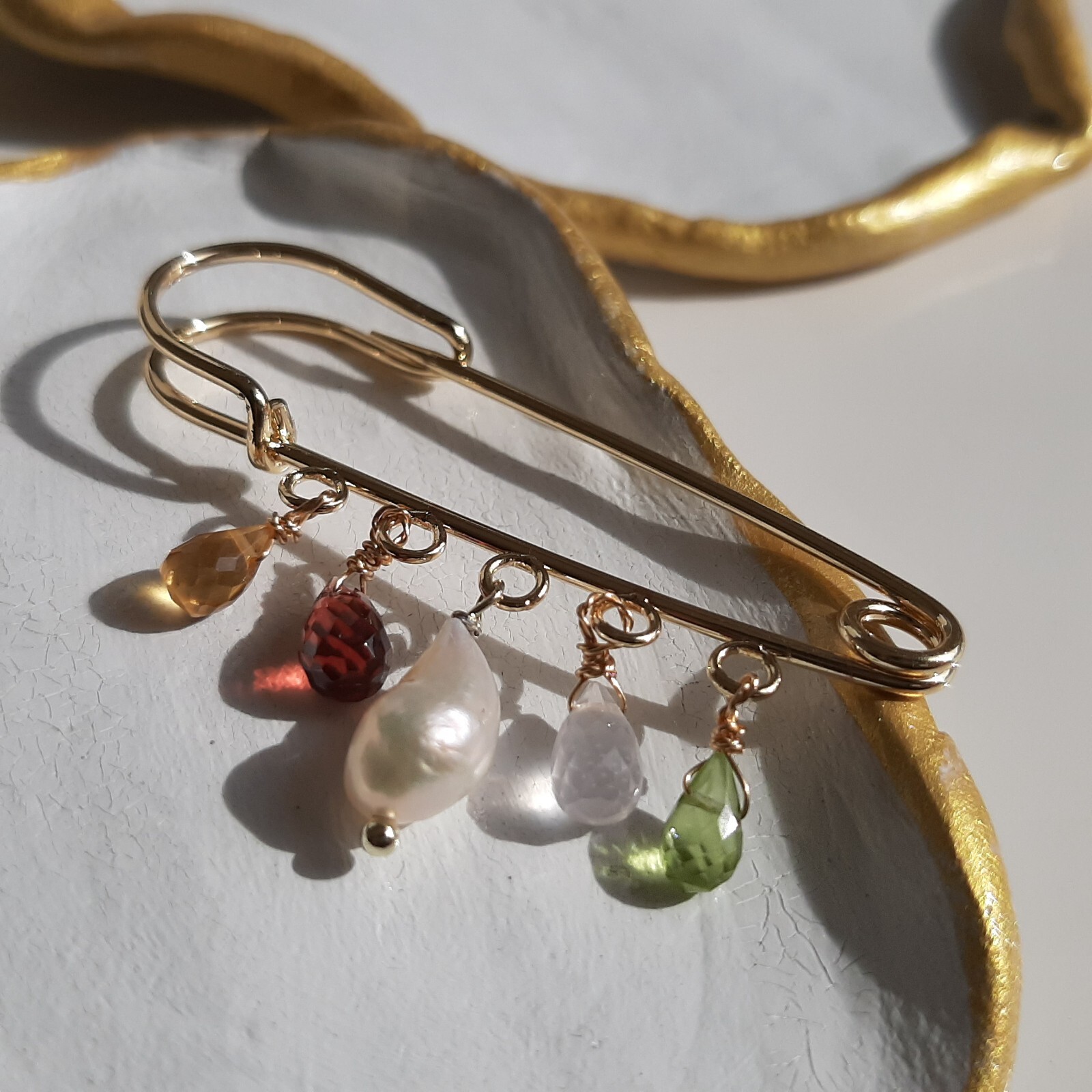Broche en or et grenat véritable : l'éclat de la haute joaillerie pour vos tenues de soirée
