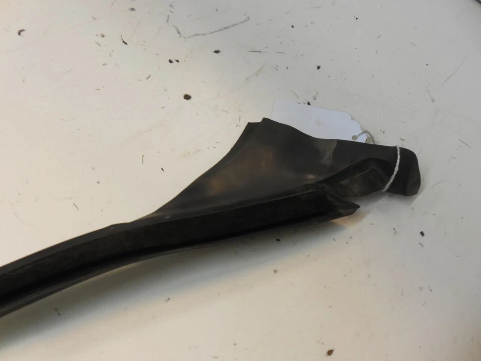 Junta de vedação de canal de janela 08-14 C300 C63 Mercedes Benz 2047251025 dianteira direita - Imagem 4 de 4