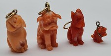 VIER CHARMANTE ANTIKE MINIATUR KORALLEN HUNDE ANHÄNGER CHARM IN ETUI~1900