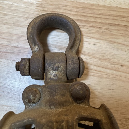 Antique Cast Iron Drop Pulley Block Tackle Vintage Metal Farm Barn Rusted Turns - Picture 4 of 10
