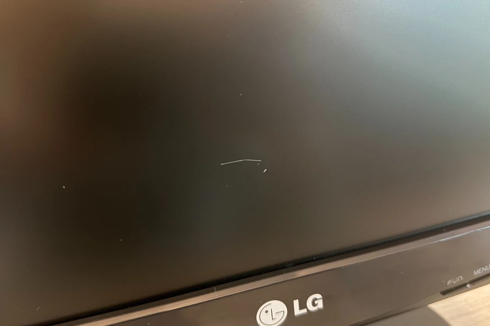 LG Flatron W1943SS 19" Inch LCD Monitor 16:9 Widescreen 1366x768 VGA - Black - Image 4 of 4