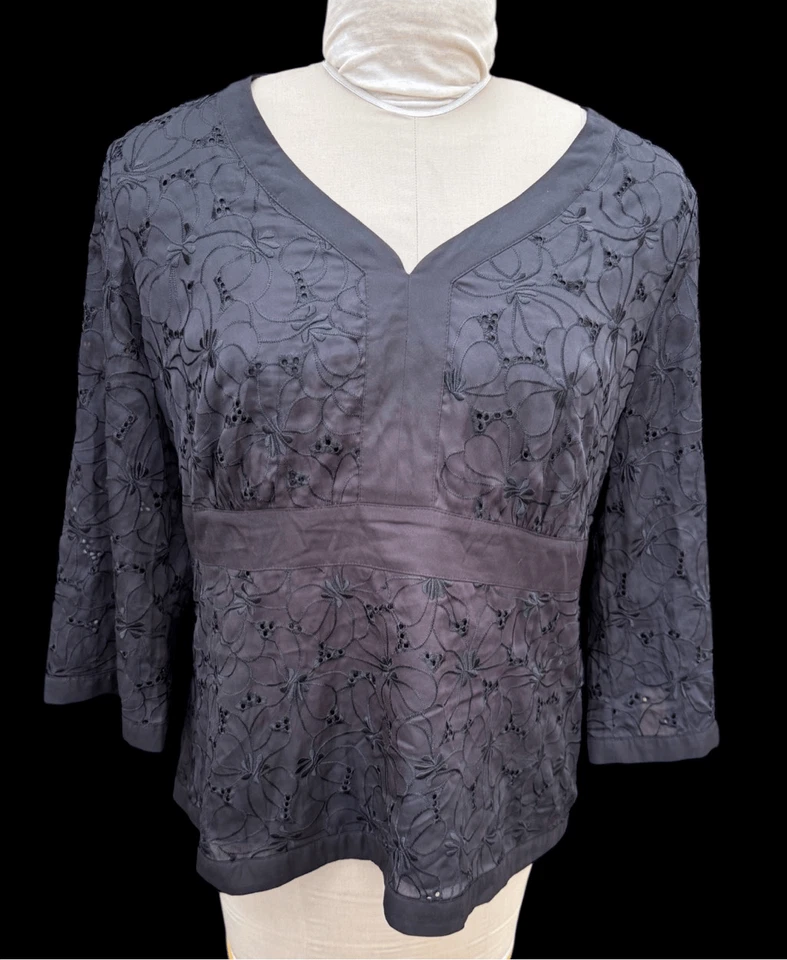 Blusa Charter Club de encaje superpuesta cuello en V mangas campana negra talla 16 Foto 2 de 4