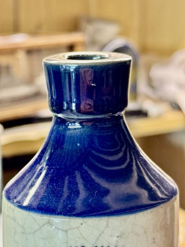 A++ 1900 Blue Top Ginger Beer - Rock Blue - Pictorial Seaside Scene (K247) - Picture 3 of 11