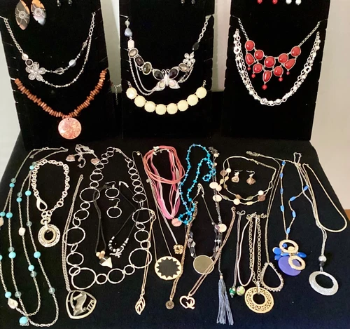 BEAUTIFUL  LARGE  HUGE LOT Vintage Jewelry  Retro Costume NECKLACES EARRINGS ,