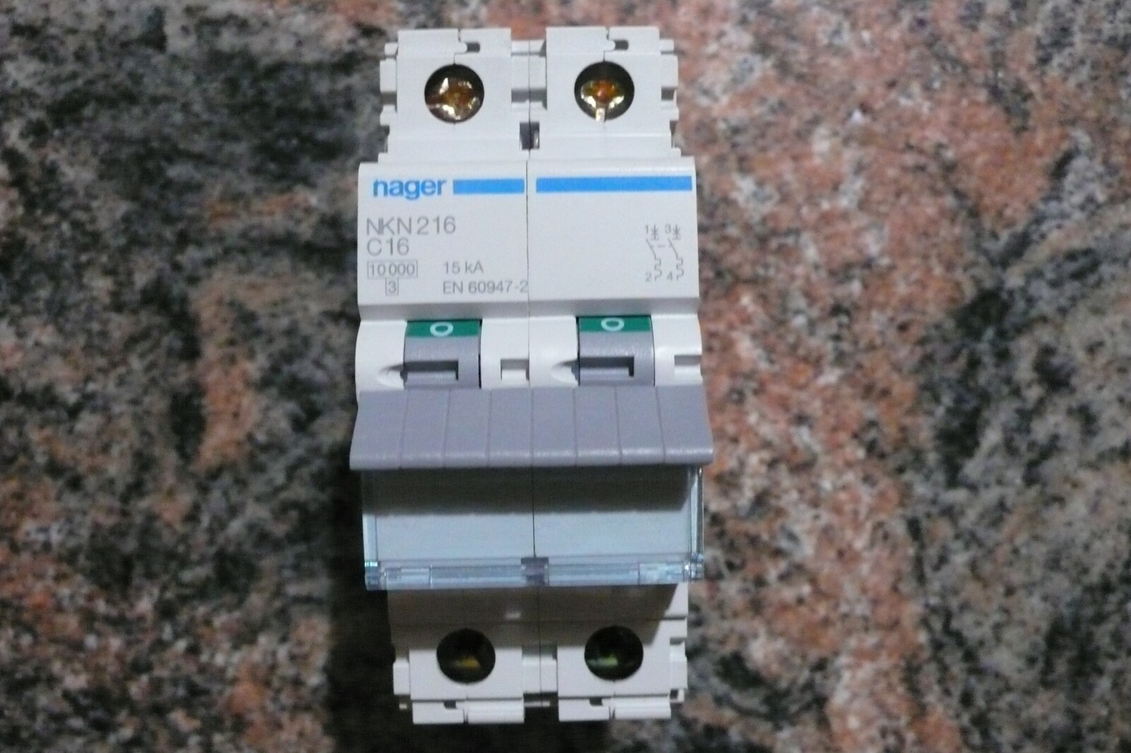 Disjoncteur bipolaire 16A Hager NKN216 courbe C pour la protection des circuits électriques