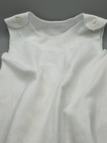 50er Jahre Flanell Knopf-Schulter Kleinkind Nachthemd mit hellblauer Stickerei - Bild 7 von 13