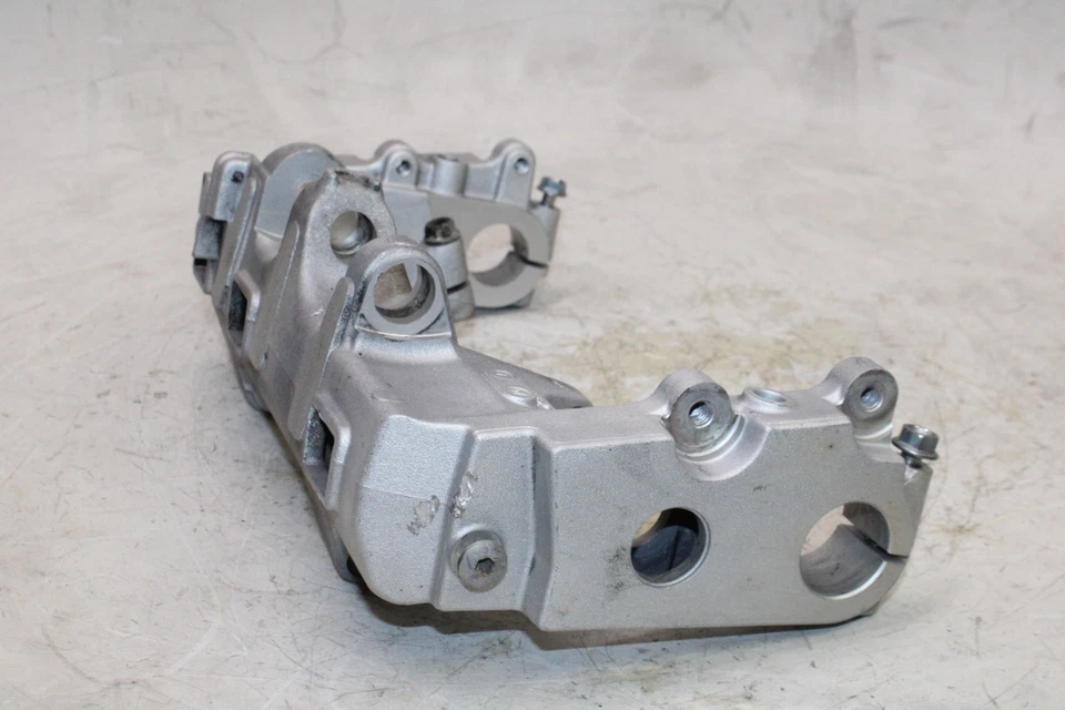 2000 HONDA CBR900RR 原始设备制造商 SWINGARM Bracket 安装 — 第 4/4 张图片