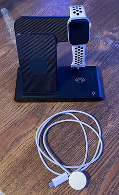 Apple Watch series 8, 41 mm, GPS, WR   50 M, aluminum casing.￼WITH CHARGER