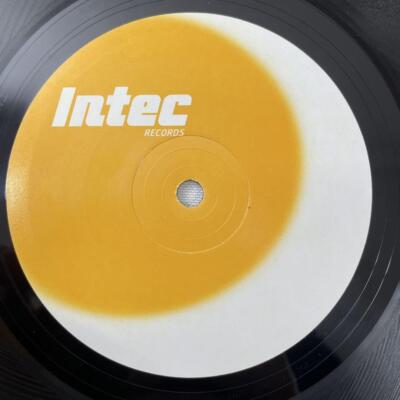 英12” Tomaz, Filterheadz Sunshine INTEC16 Intec Records /00250 Tomaz vs Filterheadz – Sunshine – Vinyl (Stickered, 12