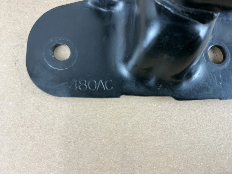 Suporte de motor dianteiro direito Jeep Liberty 2008-2012 52129480AC FABRICANTE DE EQUIPAMENTO ORIGINAL - Imagem 3 de 4