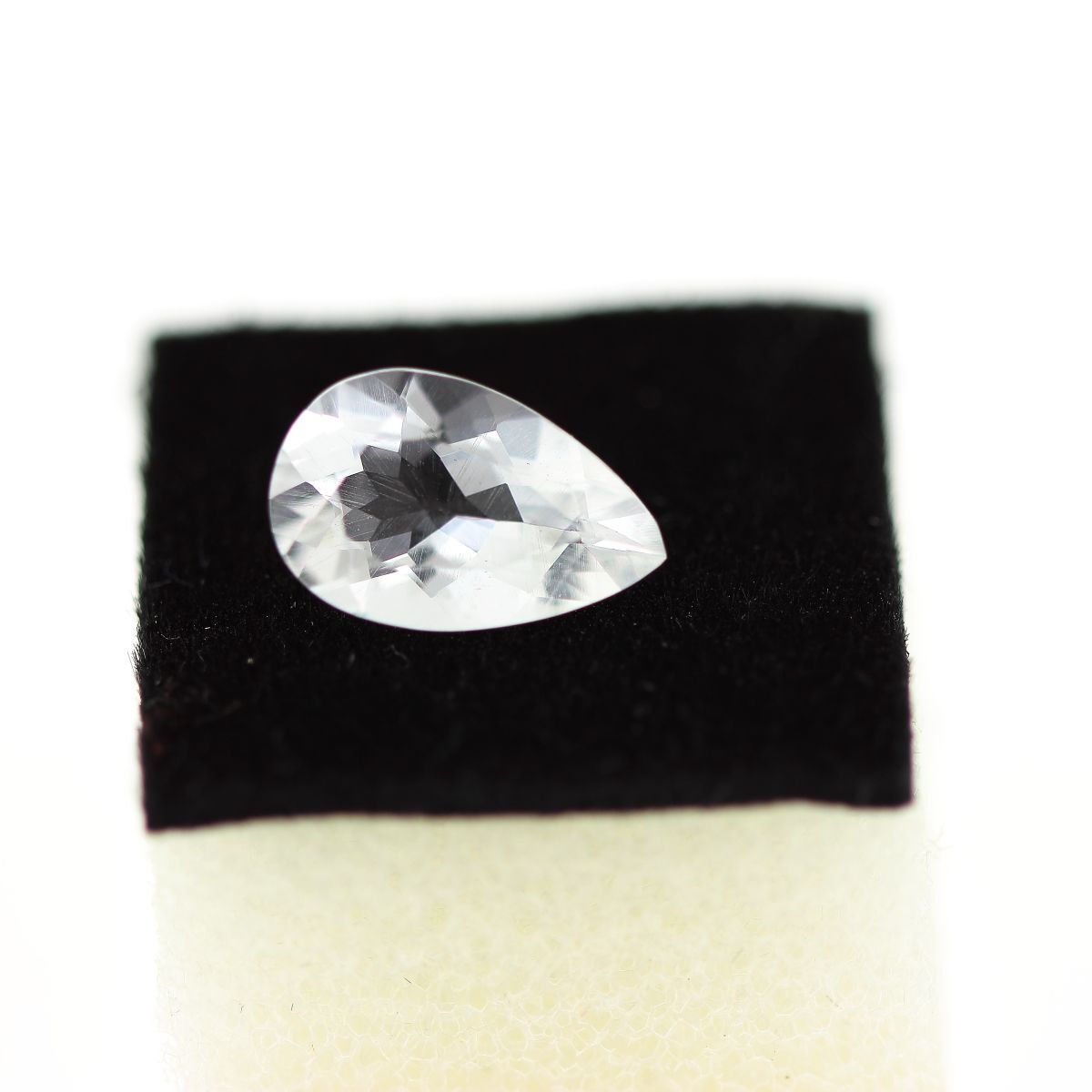 Pollucite VVS 2.08 cts une gemme de prestige du Brésil pour haute joaillerie