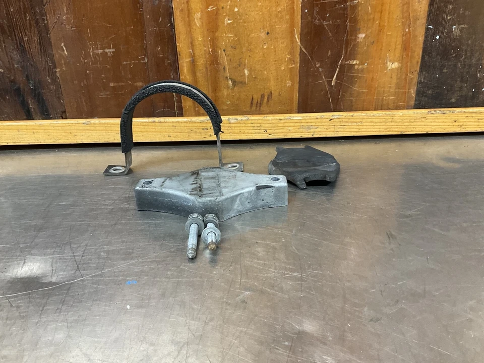 MG MGB 68-80 • Correa y soporte de montaje original del motor del limpiaparabrisas. Usado. JMG8 Foto 4 de 4