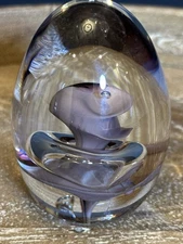 VTG Hand Blown Art Glass Egg Paperweight Amethyst Swirl w/ Bubble – 3.5"