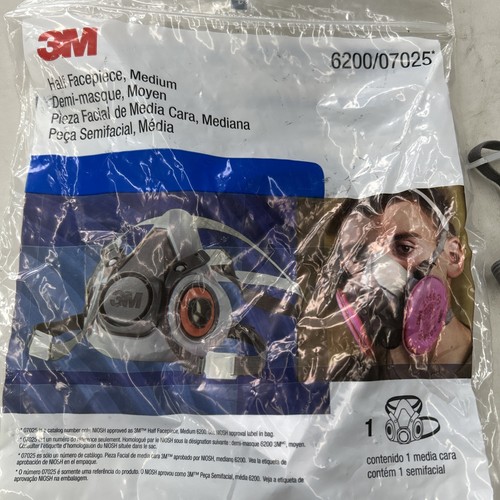 3M 6200 Half Facepiece Reusable Respirator Respiratory Protection Size Medium - Picture 2 of 2