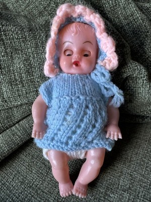 60 s Plastic Vintage Baby Doll Big Blue Eyes in Hand Knit Hooded Dress 6  E79