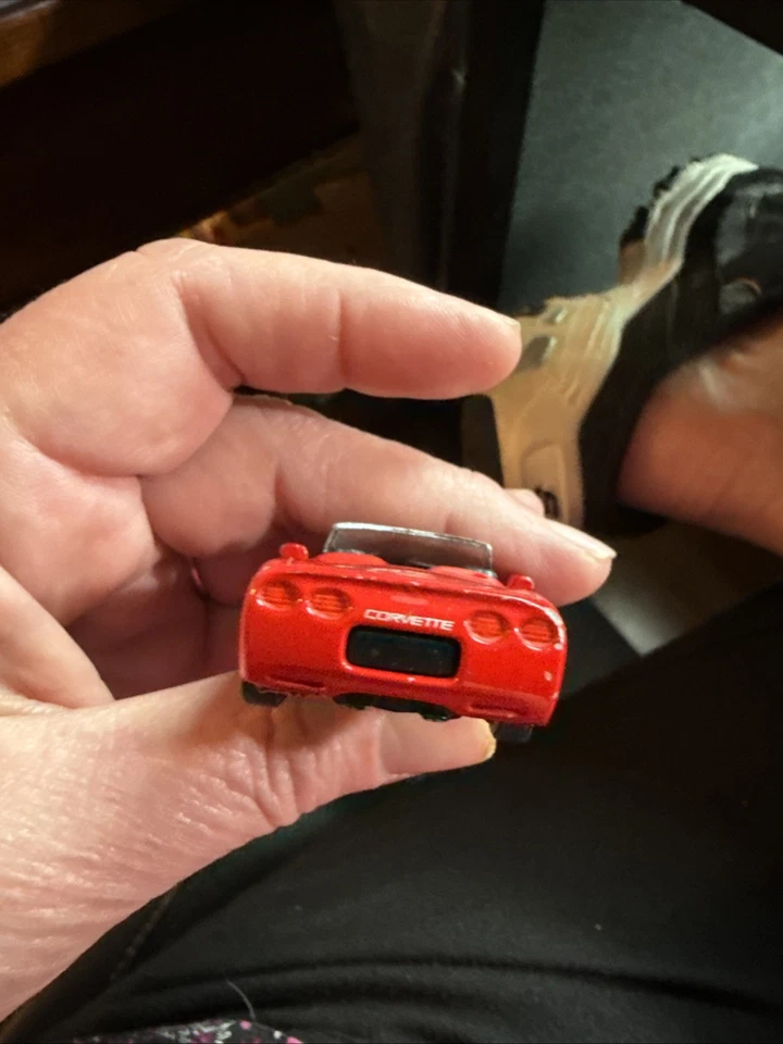 Se abre el capó del auto Chevrolet Chevy Corvette 1998 Racing Champions Fast And Furious Foto 4 de 4