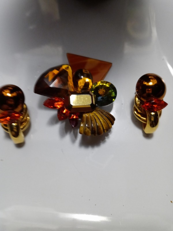 Vintage Wendy Gell Signed Rhinestones Gold Tone BROCH & Clip Earrings - Rare 