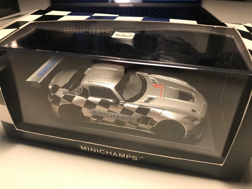 Minichamps 1:43 Mercedes-Benz SLS 'Nürnberg' - Bild 4 von 4