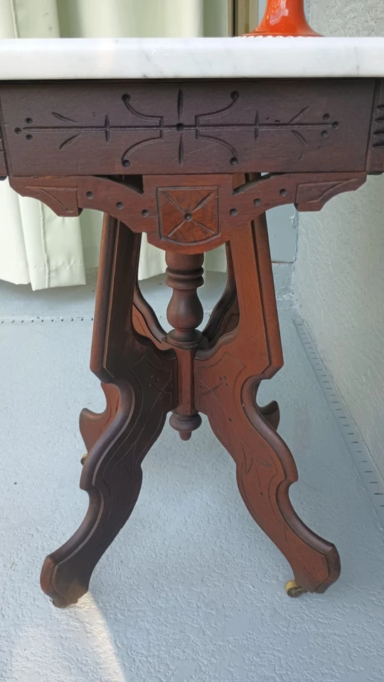 Antigua Mesa Eastlake Blanco Carrara Mármol Superior y Base Nogal Ruedas Originales Foto 4 de 4