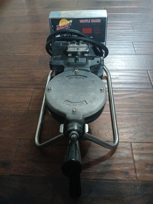 Carbons RT-P Commercial Golden Malted Waffle Baker 120V 60HZ 1400 WATTS