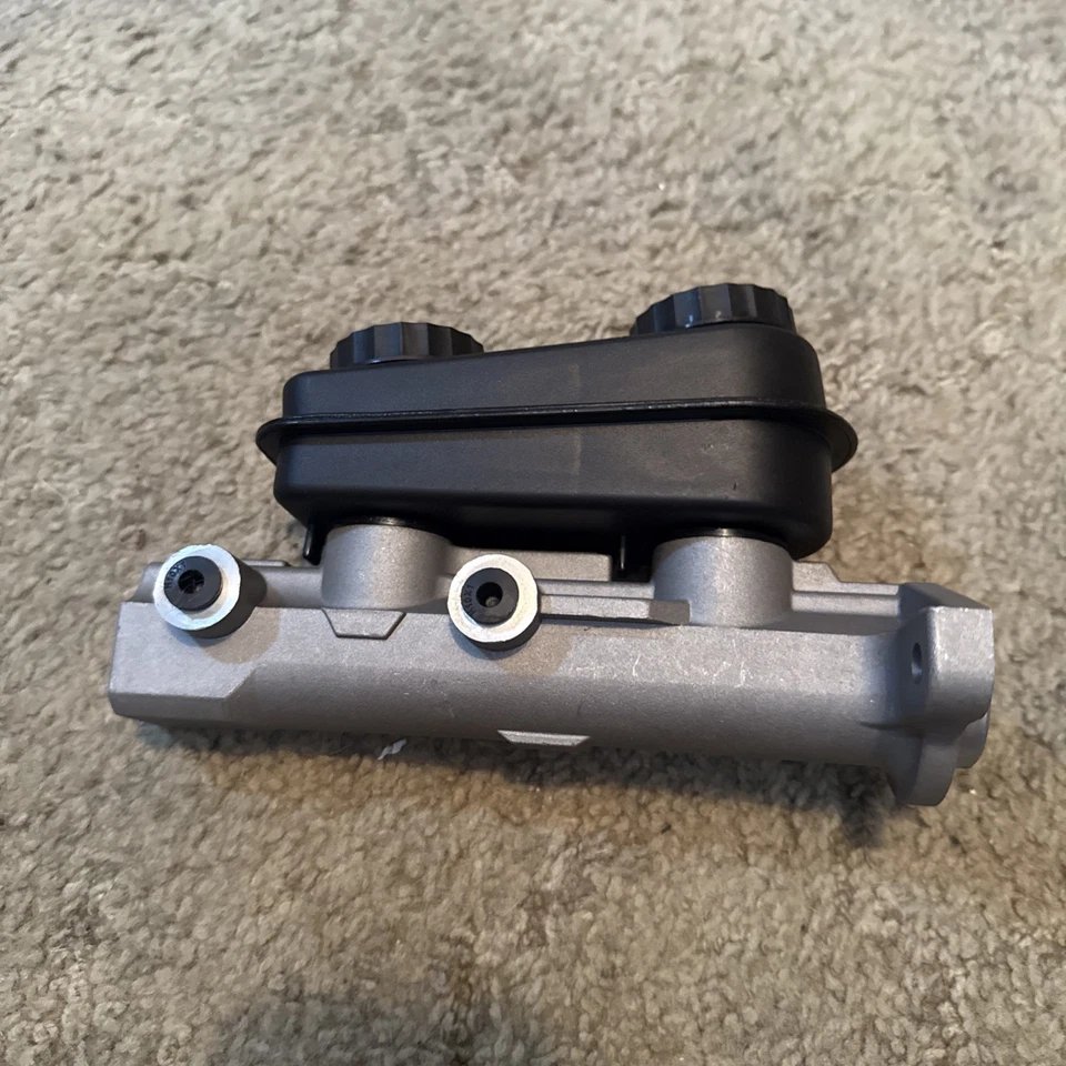 Cilindro maestro de freno Mopar OEM Foto 2 de 4