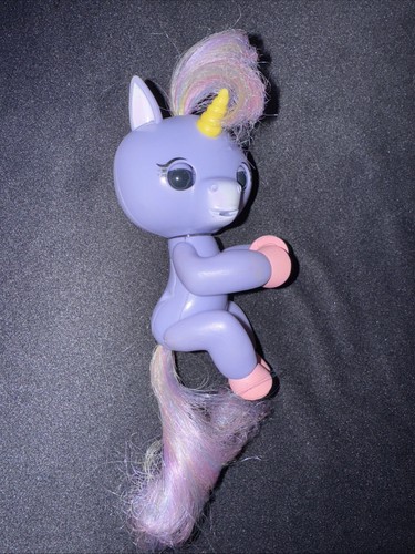 Fingerlings Bebé Unicornio Alika Rosa y Púrpura Melena y Cola Interactivo Bebé Mascota - Imagen 2 de 9