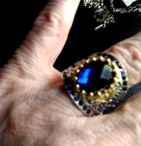 Modeschmuck Konvolut, 2 Armbänder, 1 Ring, 2 Pins. Pins sind Vintage. - Bild 18 von 21