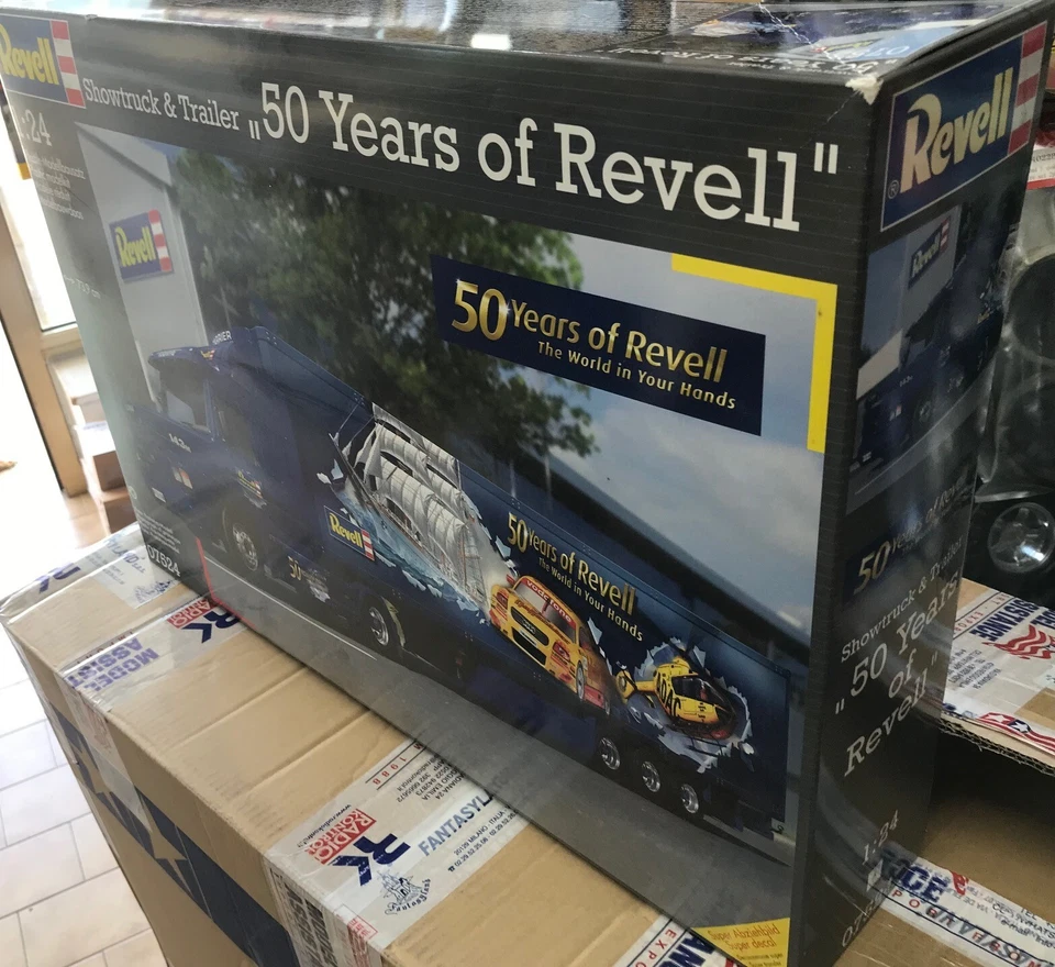 KIT REVELL 1:24 CAMION SHOWTRUCK E TRAILER 50 YEARS 07524 - Immagine 4 di 4