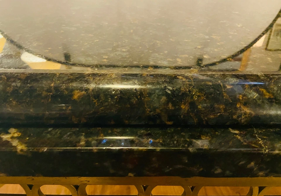 Mesa central Hollywood Regency de granito sobre base de latón Foto 4 de 4