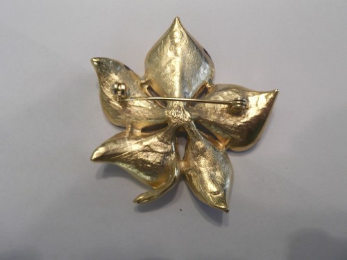 Pin Charter Club Macy's Esmalte Azul Floral con borde dorado centro piedras amatista - Imagen 3 de 6