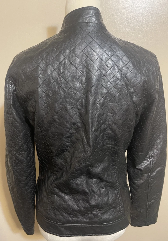 Chaqueta de cuero vegana Brave Soul pequeña negra con herrajes en tono dorado. Foto 2 de 4