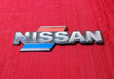 Emblema guardabarros derecho camioneta Nissan Datsun 1983-1985 720 63890 10W00