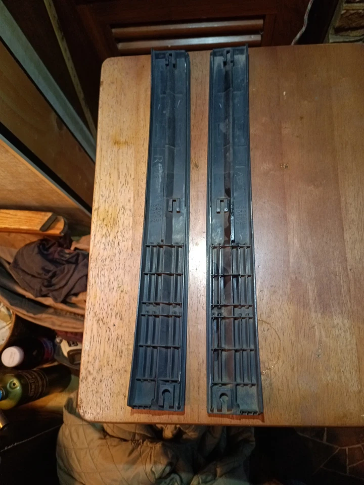 84-88 TOYOTA PICKUP TRUCK CABINA STD IZQUIERDA DERECHA EXTERIOR JUEGO DE MOLDURAS DE MOLDURAS DE PILAR B Foto 2 de 2