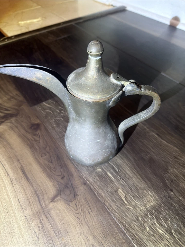 Tetera de café Dallah hecha a mano de latón de Oriente Medio antigua rara de colección árabe Foto 4 de 4