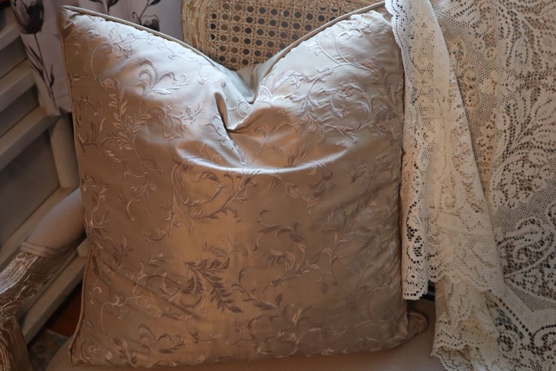 VINTAGE EMBROIDERED FLORAL TAUPE SILK PILLOW CUSHION 20” SQUARE BEAUTIFUL