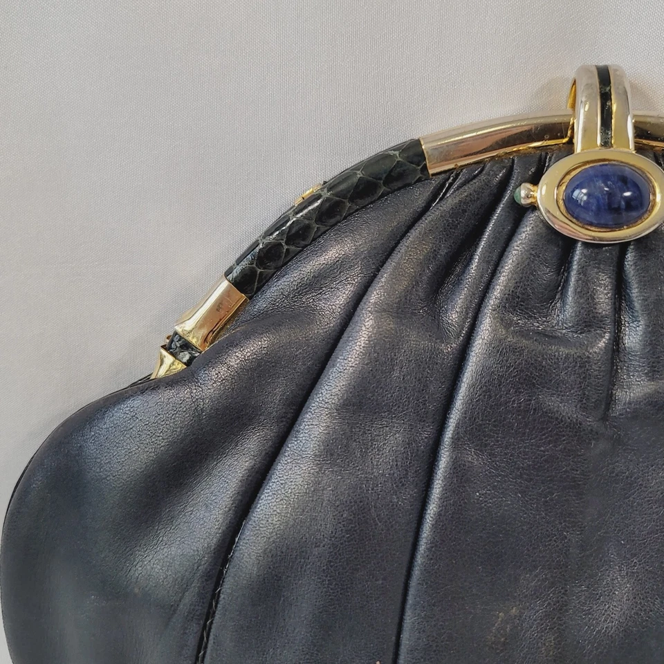 Cartera sin asas Judith Leiber de cuero azul marino piel de serpiente/dorado/lapislázuli cierre de gema 8x11 Foto 3 de 4