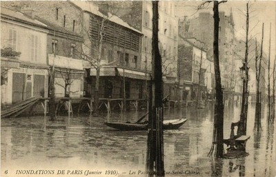 CPA PARIS Inondations 1910 Rue St-Charles Passerelle (579544)