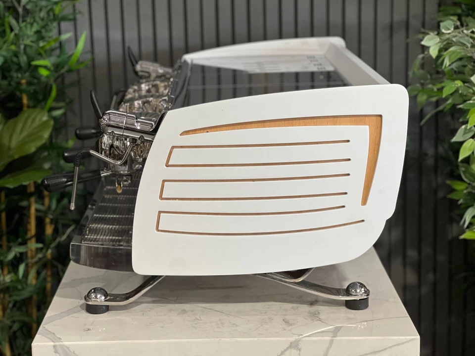 MÁQUINA DE CAFÉ ESPRESSO VICTORIA ARDUINO BLACK EAGLE VOLUMÉTRICA 3 GRUPOS BLANCA Foto 4 de 4