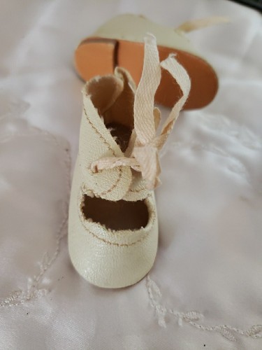 Antique Off White Oil Cloth Front Tie Doll Shoes 2" Long 1" ACROSS BEAUTIFUL - Picture 5 of 6