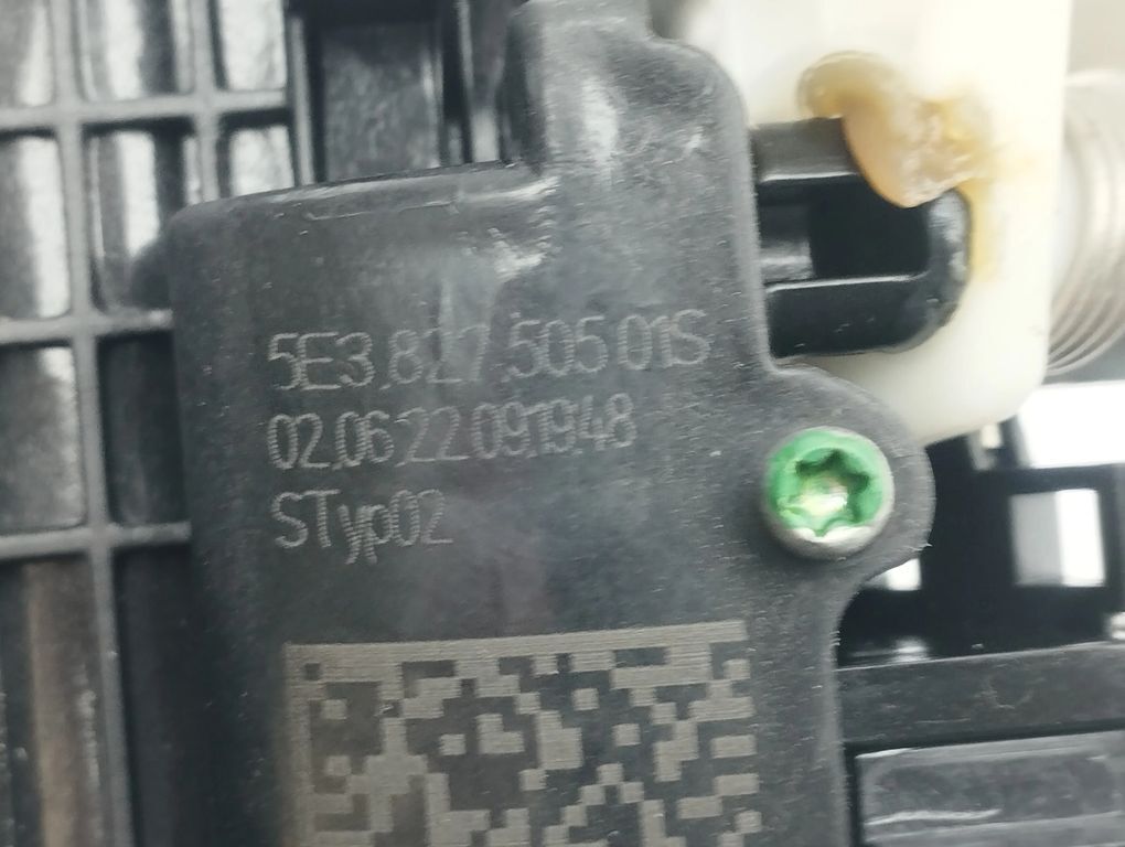 Skoda Octavia Mk4 2022 Tailgate Boot Lid Lock Catch Latch ピンセット