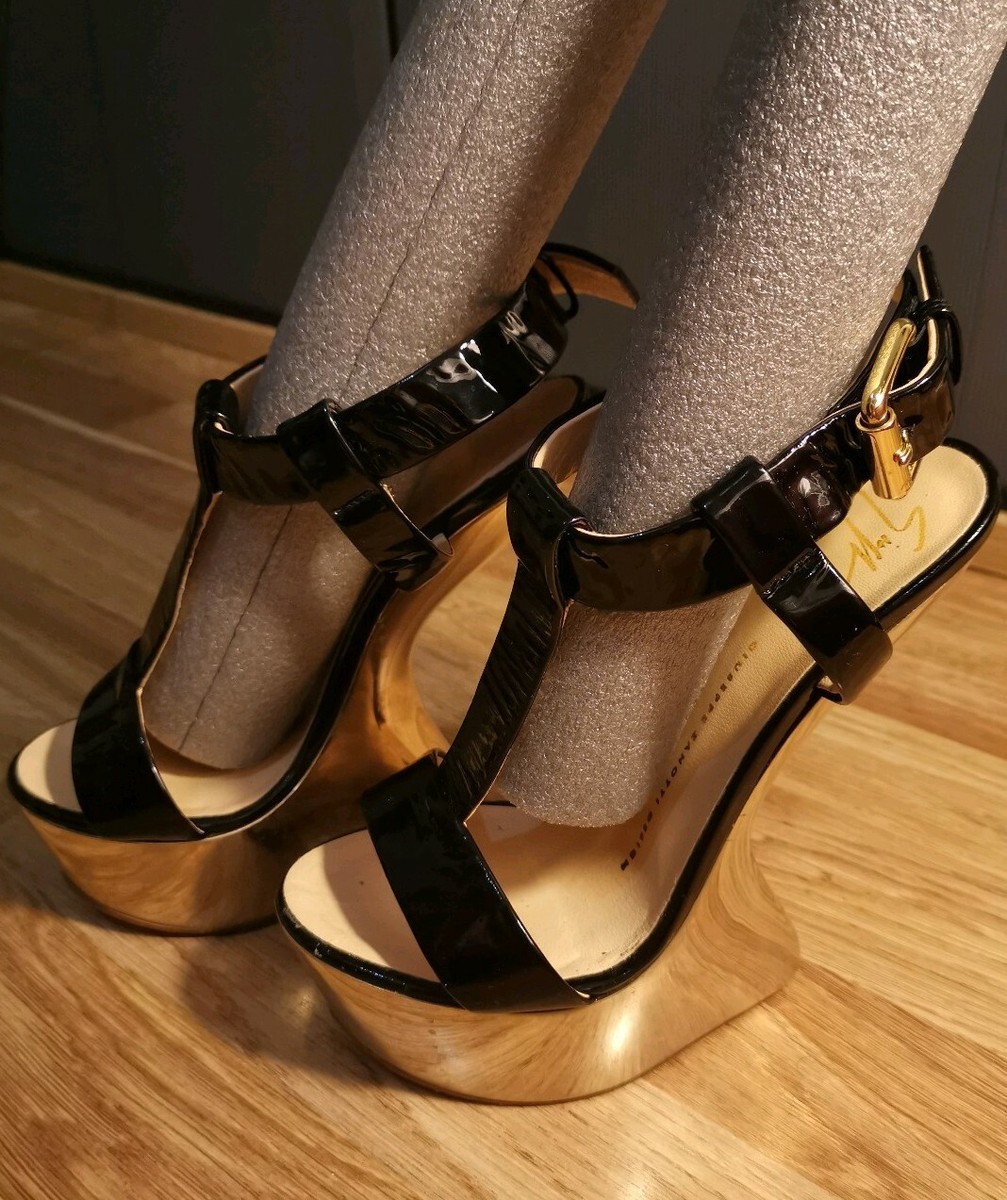 Giuseppe Zanotti No Heel Metallic Gold Platform Sandals Size 36,5