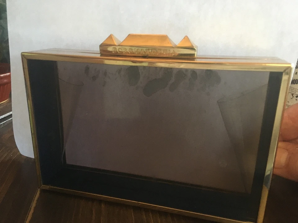 Bolso de Mano bcbgmaxazria Alessandra Caja Transparente con Acentos Tono Dorado 7 x 4 x 1.5 " Foto 3 de 4