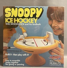 2020 Atlantis Snoopy Ice Hockey Game with Woodstock Snap Plastic Model Kit M5696