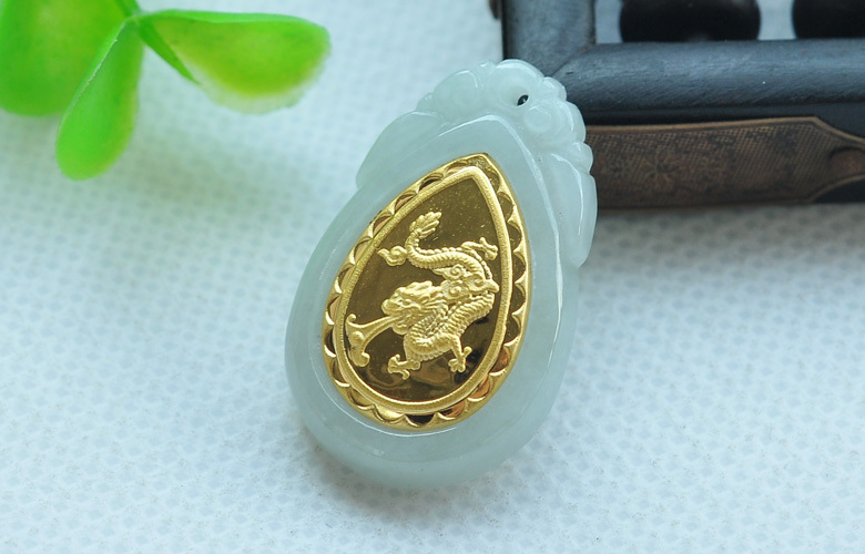 Pendentif dragon en jade clair et or 24K, cadeau d'anniversaire d'exception unique