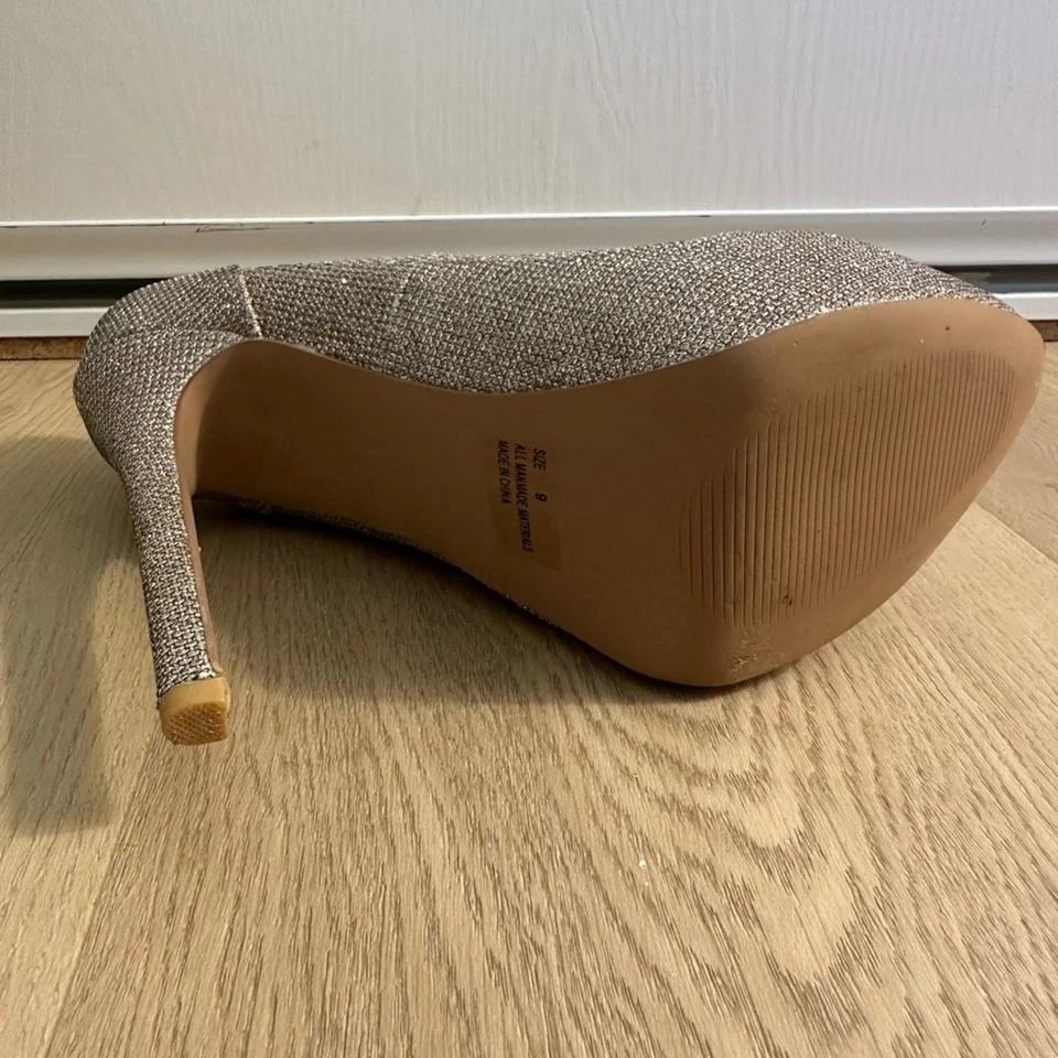 Elegantes tacones dorados para mujer talla 9 ligeramente usados Foto 4 de 4