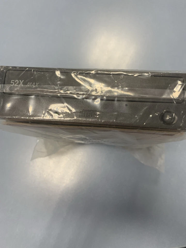 LG GCR-8523B Drive IDE - Master 52x CD-CD/ROM-RW - Front Nero - Immagine 2 di 4