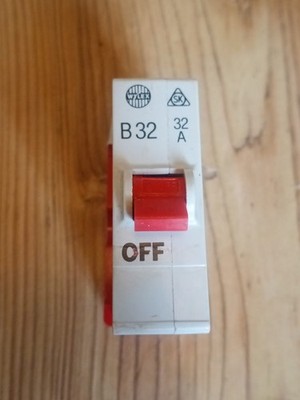 WYLEX 32 AMP MCB - PUSH PLUG IN - 32 - B32 + BASESHIELD, SCHNELLER VERSAND 