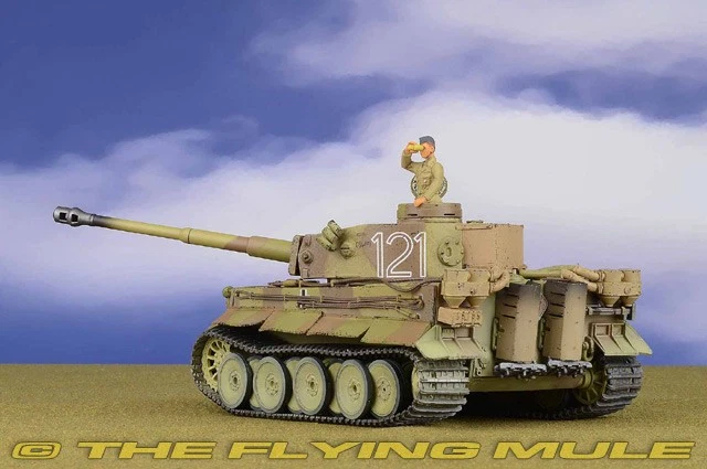 Forces of Valor 1:32 Sd.Kfz.181 Tiger German Army sPzAbt 501 #121 w/1 Figure - Image 2 of 4